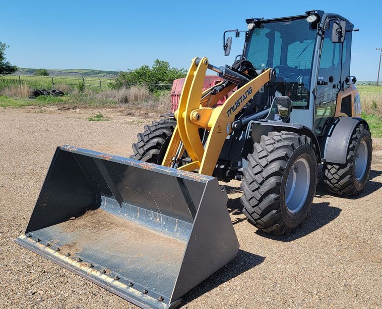 2016 Mustang 608 equipment photo